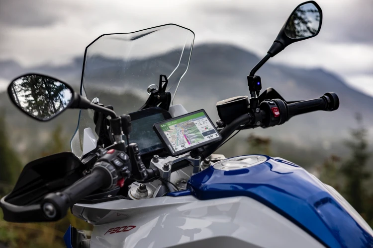 Nawigacja Garmin Zumo XT3 na kierownicy motocykla.