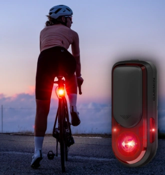 Kobieta na rowerze z radarem Garmin Varia RearVue 820 na sztycy