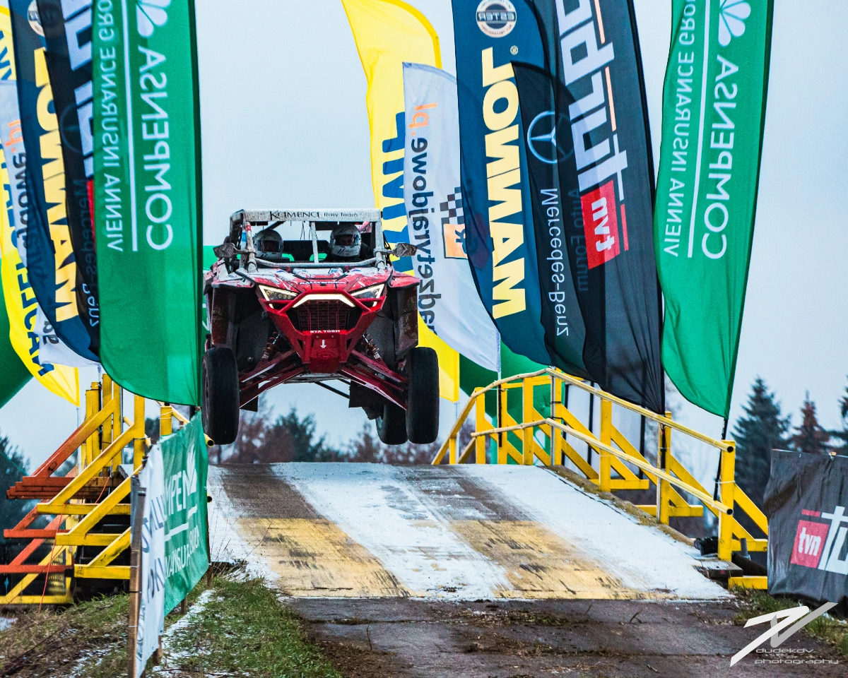 Pojazd zespołu Kamena Rally Team skaczący ze skarpy 
