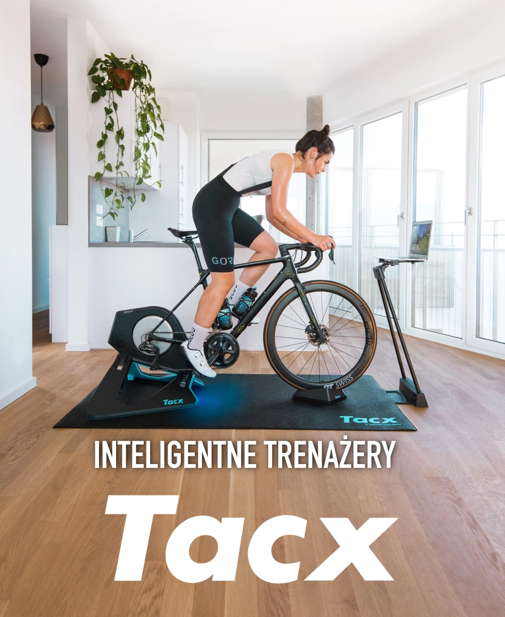 Kobieta ćwiczy na trenażerze marki Tacx.