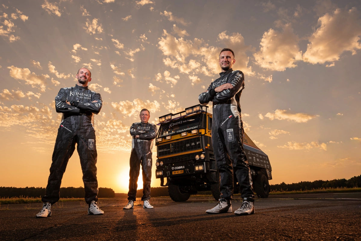 Ciężarówka Kamena Rally Team i stojący przed nią kierowcy