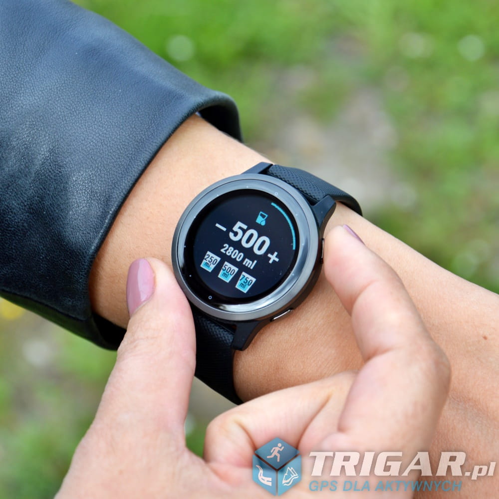 vivoactive4swoman.jpg